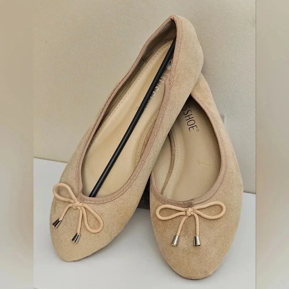 Musshoe bow decor tan flats slip ons - Picture 1 of 9